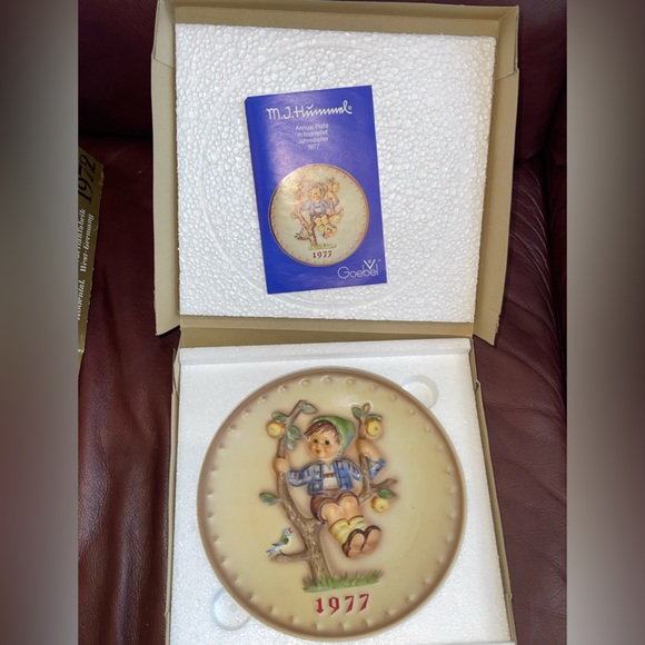 M.J. Hummel 1977 “Apple tree Boy” 7th Annual Collector Plate - Picture 4 of 4